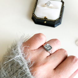 [K18] シグネットリング フラワー 結婚指輪 イニシャル ペアリング 出産記念 ベビーリング 2枚目の画像