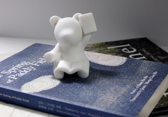 知識的重量系列 | 《行動》小熊造型石雕紙鎮 第3張的照片