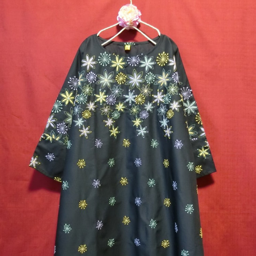◇sale◇ 北欧調 お花と雪の刺繍 ワンピース 黒 ワンピース うたたね 