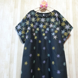 ◆sale◆ お花と雪の刺繍 半袖ワンピース  黒 1枚目の画像