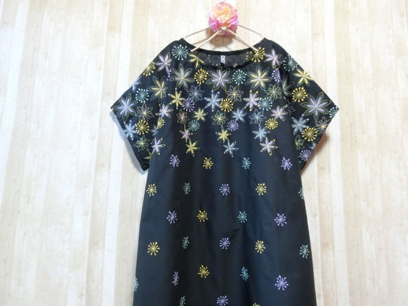 ◆sale◆ お花と雪の刺繍 半袖ワンピース  黒 1枚目の画像