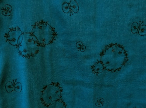 【七分袖】ちょうちょ刺繍　ゆったりワンピース　ブルー 4枚目の画像