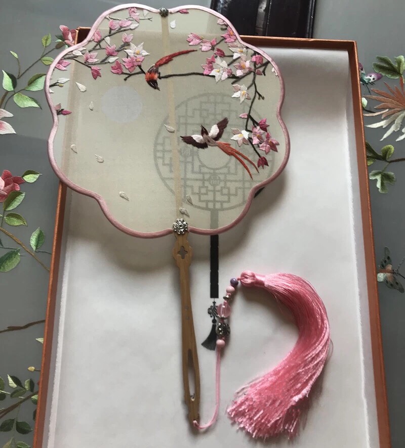 手縫い蘇州刺繍 団扇 舞い落ちる花と鳥両面刺繍 団扇 その他