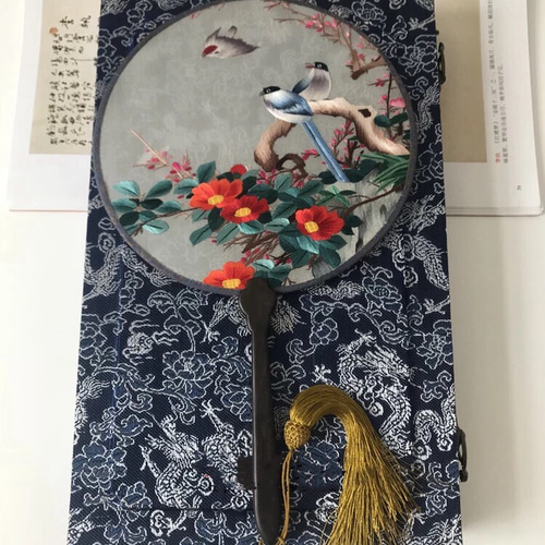 手縫い蘇州刺繍 団扇 舞い落ちる花と鳥両面刺繍 団扇 その他