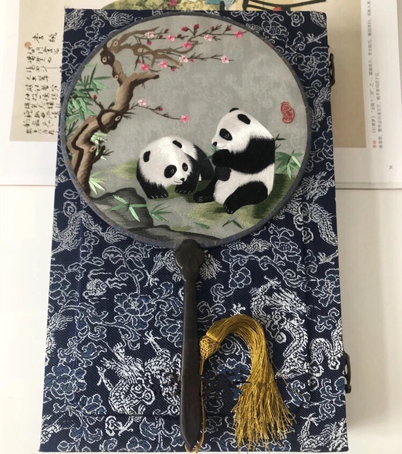 新品❗️中国パンダ手刺繍　蘇州刺繍 新品未使用】両面刺繍(パンダ） 置物 蘇州刺繍 中国 手工芸品