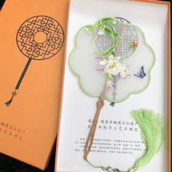 手縫い蘇州刺繍団扇 字のオーダーできる 月下美人と蝶刺繍団扇 1枚目の画像