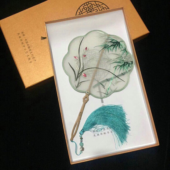 手縫い蘇州刺繍団扇 字のオーダーできる 月下美人と蝶刺繍団扇 4枚目の画像