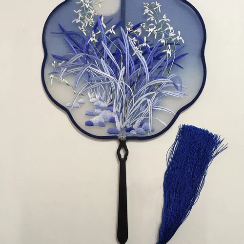 フレンチ刺繍の団扇 松柏と二羽の鶴が生き生きと描かれています。 SALE | TOKYO UCHIWA うちわ | OLD-FASHIONED STORE