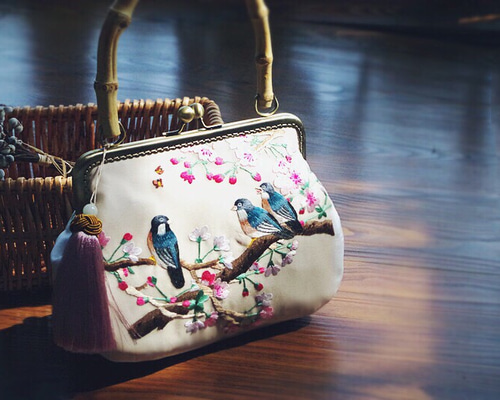 手刺繍と手縫いのショルダーバッグ　ハンドメイド 手刺繍と手縫いのショルダーバッグ 大きな株➕ 世界中の子供達
