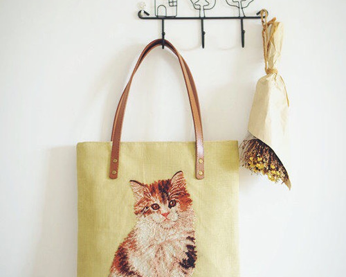 手刺繍と手縫いのショルダーバッグ￼ コミカルな猫ちゃんたち 泥棒猫ちゃんにご注意！】人気の立体刺繍トートバッグに春夏