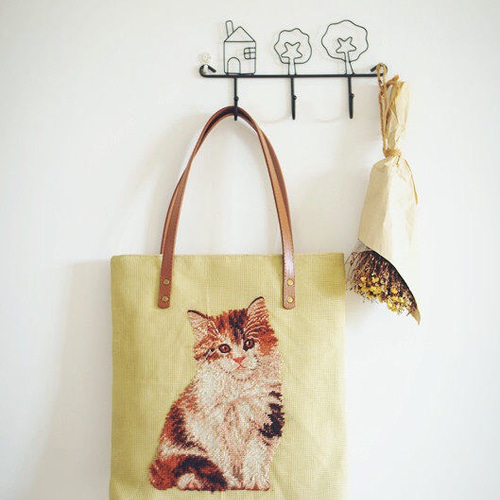 作家もの　猫　刺繍バッグ 黒ハチワレ猫】花籠を持った猫ちゃん手刺繍ブローチ - KARENTO.K