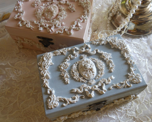 ロココ♡シャビー♦️アンティーク雑貨 ８点セット♦️エレガント ローズ♦️送料込 姫系家具】エレガントなロココ調デザインのキャビネットが入荷しました