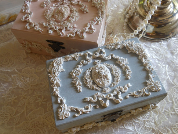 シャビーシックなロココ調レリーフ小箱・ジュエリーボックス・小物入れ