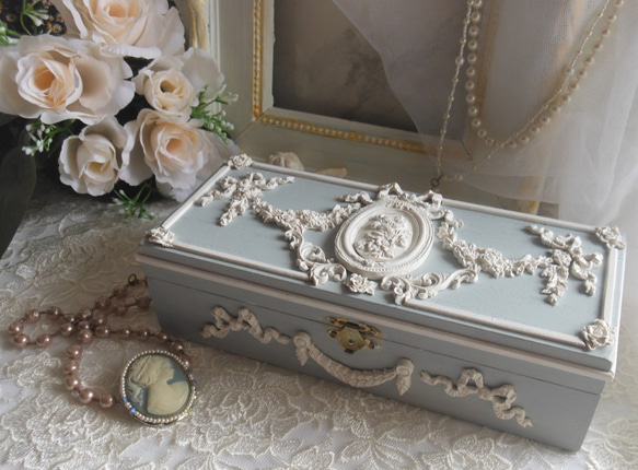 シャビーシックなロココ調レリーフ小箱・ジュエリーボックス・小物入れ