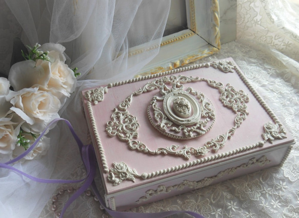 シャビーシックなロココ調レリーフボックス・小物入れ・マスク