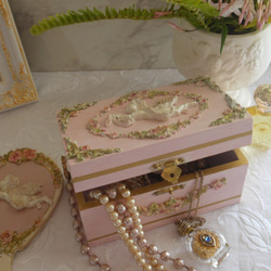 天使と薔薇のレリーフのアンティーク小箱、ジュエリーボックス 2枚目の画像