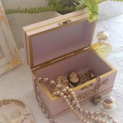天使と薔薇のレリーフのアンティーク小箱、ジュエリーボックス 3枚目の画像