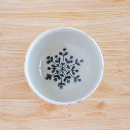 波佐見焼◎勲山窯◎雪の花 まる碗 (黒) 茶碗・めし碗 有限会社勲山製陶