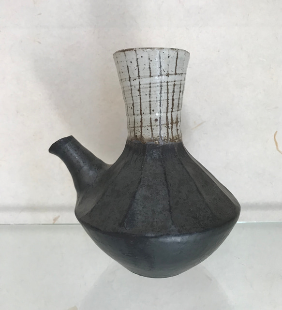 お銚子とぐい呑2個セット<黒マットトクサ柄>    1点もの   sake bottle＆cup set 2枚目の画像