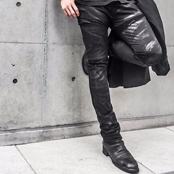 Black Coated Stretch Cut Slim Pants 第1張的照片