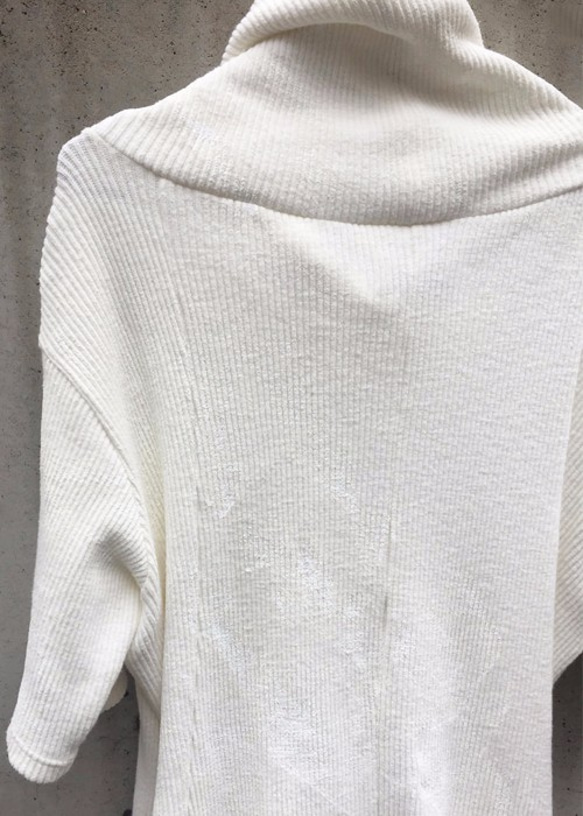 White Coated Cotton Stretch High Neck Half Sleeve Long Knit 第9張的照片