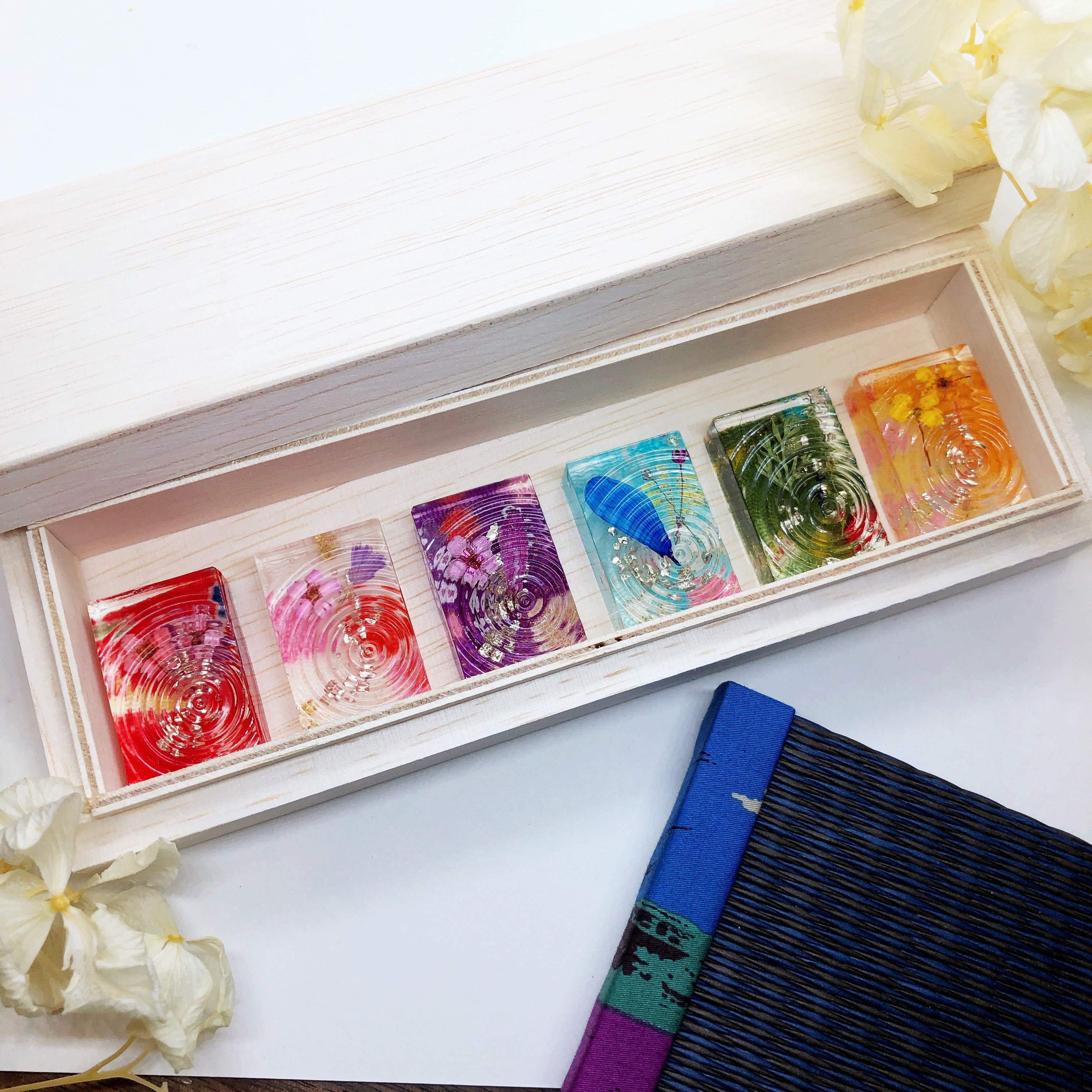 【送料無料】友禅ちりめんと波模様の箸置き6色セット（木箱入り）