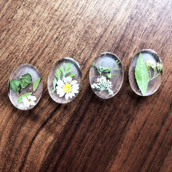 白い小花と色々グリーンの箸置き（4個セット） 2枚目の画像