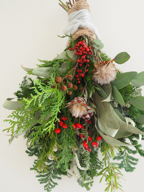 《値下げ‼️》クリスマススワッグ 60センチ 針葉樹と実もののナチュラルスワッグ 1～3枚目画像12/1撮影✨ 5枚目の画像