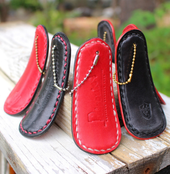 赤×黒  靴べら。ヌメ革製 手染めハンドメイド   【カラー選べます】ロッソネロ 携帯靴べら 1枚目の画像