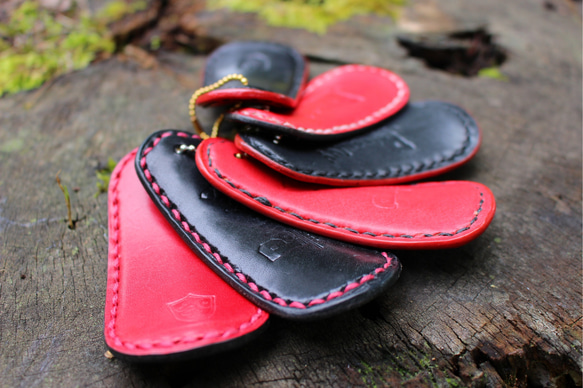 赤×黒  靴べら。ヌメ革製 手染めハンドメイド   【カラー選べます】ロッソネロ 携帯靴べら 5枚目の画像