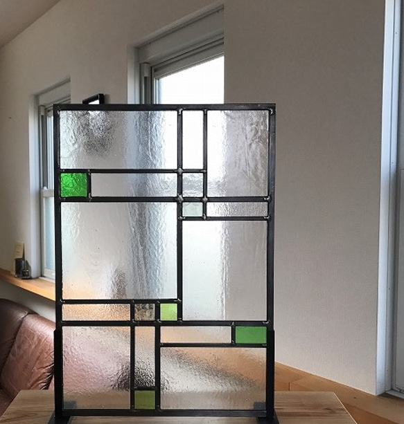 シンプル、直線デザインのステンドグラスパネル「ホルグ」 2枚目の画像