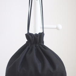 亞麻抽繩單肩包（黑色） 第4張的照片