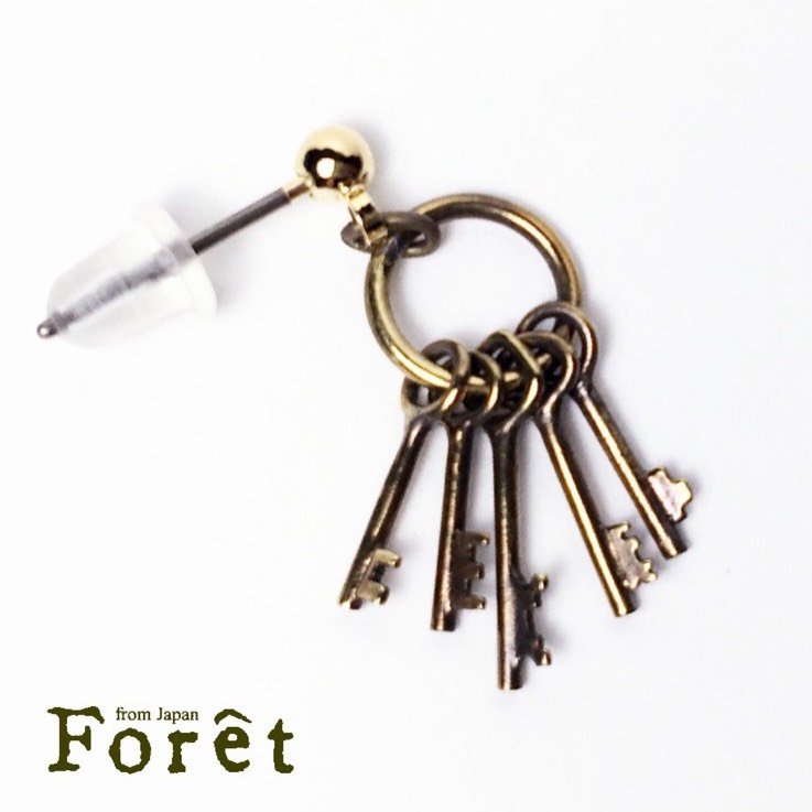 形の違う小さな鍵が5個付いた 鍵束 ピアス／イヤリング 片耳1個［真鍮］