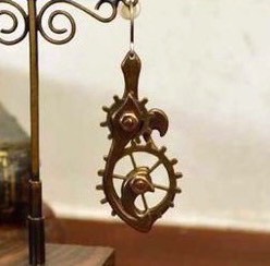 〔steampunk/スチームパンク〕2枚の歯車が連動して動く アラベスクギアピアス片耳1個【受注生産】