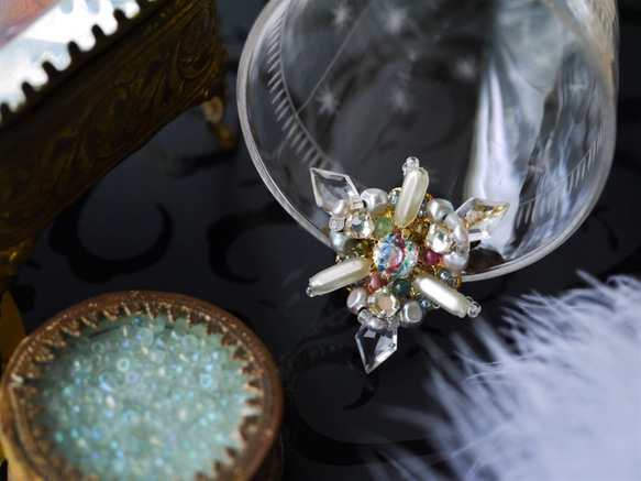 アイリスガラスと水晶のトライアングルブローチ【Creema限定】 6枚目の画像