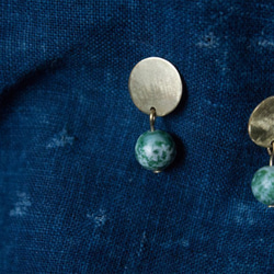 銅の緑のポイントストーンイヤリング（真ちゅうの耳のクリップ） 4枚目の画像