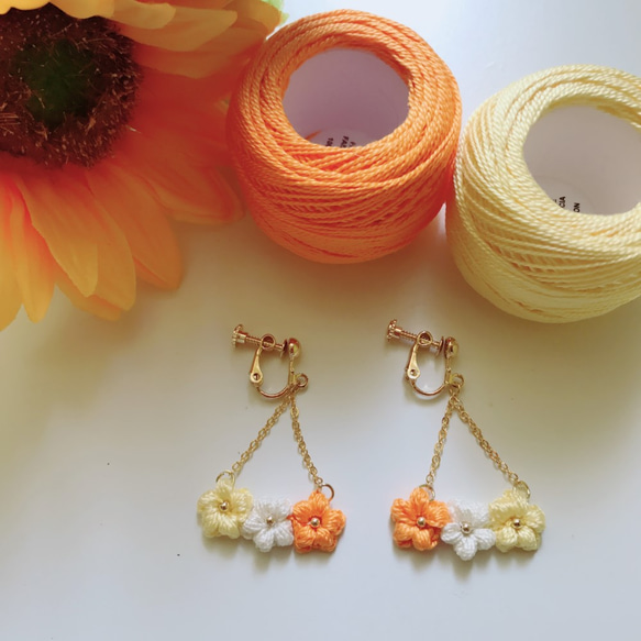 かぎ針編みの3つの花ドレープクリップオンイヤリング - オレンジ 1枚目の画像