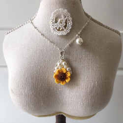 涙のしずくの形の真珠のネックレスと布のヒマワリ 2枚目の画像