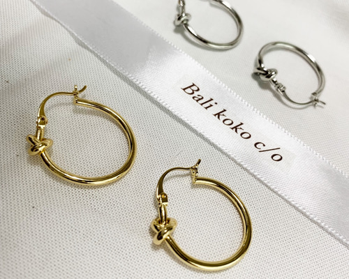 ノットスモールフープピアス【ゴールド】 ピアス（フープ