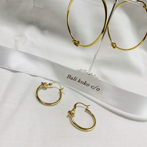 ノットスモールフープピアス【ゴールド】 ピアス（フープ