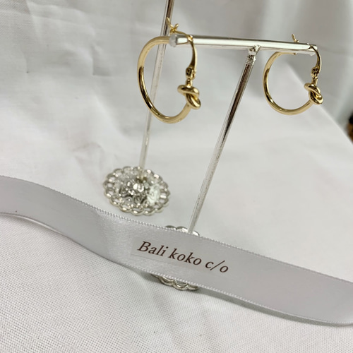 ノットスモールフープピアス【ゴールド】 ピアス（フープ