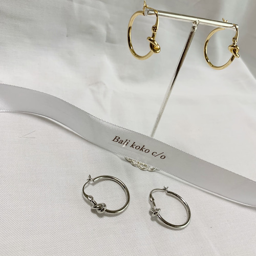 ノットスモールフープピアス【ゴールド】 ピアス（フープ