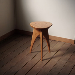 【キサキサさまご予約品】ヤマザクラの三角スツール 1枚目の画像