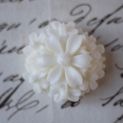 フランスアンティーク  小さくて細かいお花のチャーム  白  24個セット（ボタンではありません） 4枚目の画像