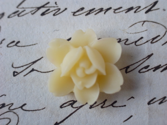 フランスアンティーク  小さなお花のチャーム 生成り色　12個セット（ボタンではありません） 4枚目の画像