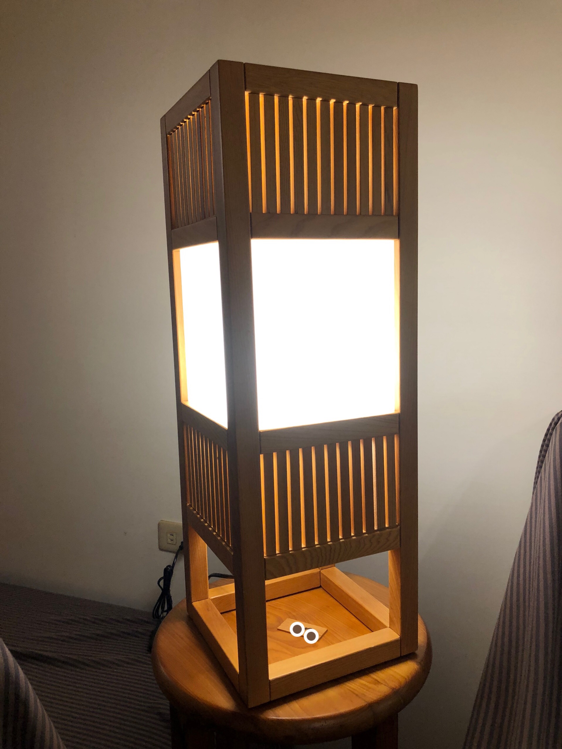 台湾のヒノキのテーブルランプ