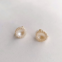 vintage German circle pearl button earrings (SUS316L) 3枚目の画像