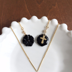 Vintage France flower button pierced earrings (black) 2枚目の画像