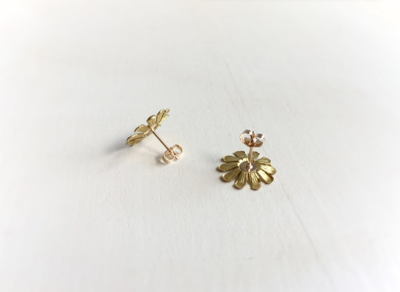 marguerite earrings 3枚目の画像