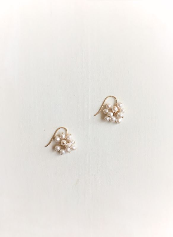 M.H raspberry earrings (white) 1枚目の画像